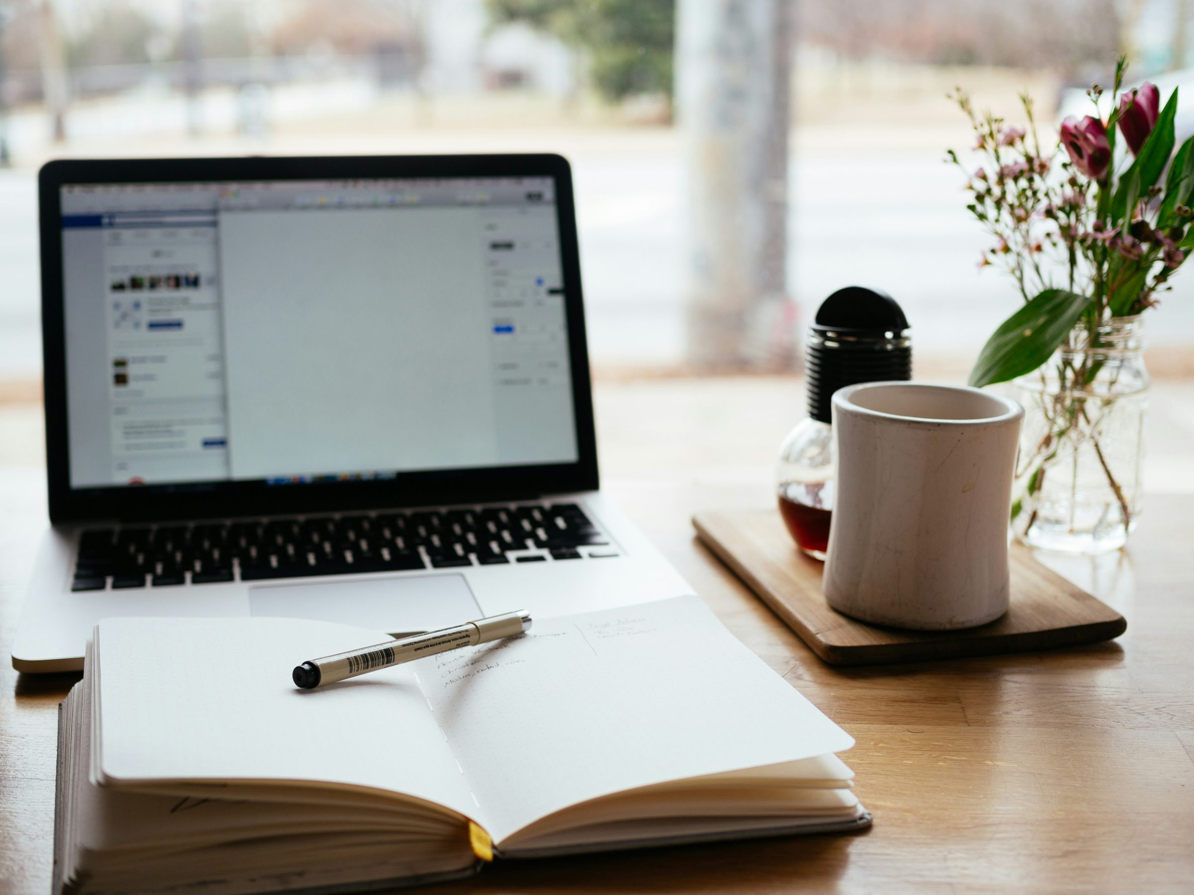 Ruhiger Schreibtisch mit Laptop, Notizbuch und Pflanze als Sinnbild für Hormonbalance und Stoffwechsel